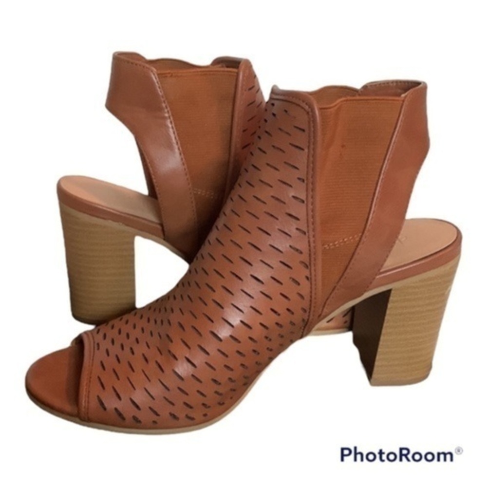 CHARLOTTE Russe new with box Gigiperforated ankle booties size 8